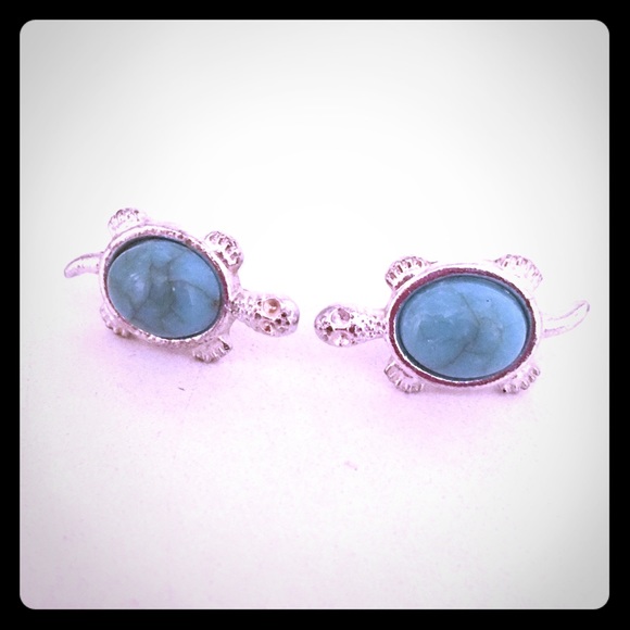 NWOT stud fashion earrings!