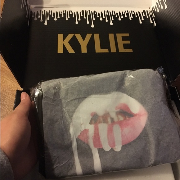 Kylie cosmetics birthday makeup bag