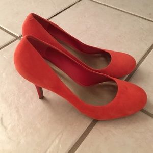 Coral suede heels (Marco Santi)