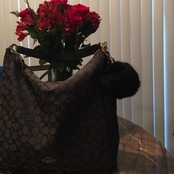 🔥SALE🔥🆕 🎉HP🎉 Faux Rabbit Fur Pom Pom Keychain - Picture 2 of 2