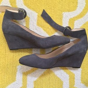 LIKE NEW! Nine West Imrie Grey Suede Wedge. Size 7