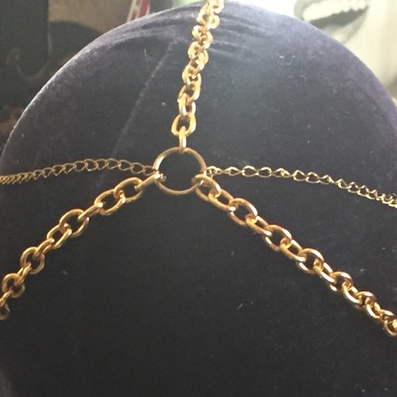Hand made head chain. Sturdy and doesn't tarnish.