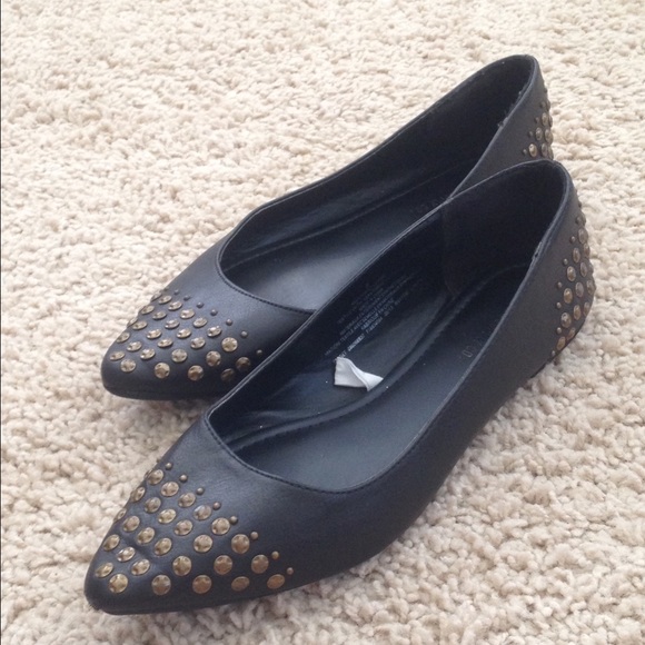 Pointed black flats