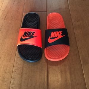different color nike slides