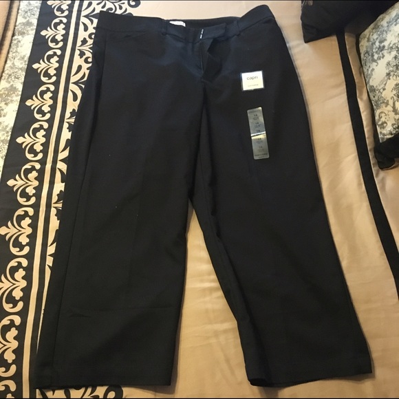 Dockers black capris  ideal fit sz 14 NWT