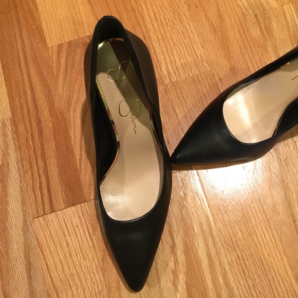 7.5 Jessica Simpson black pumps! - Picture 3 of 3