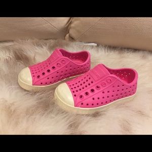 Native size 5 pink toddler shoes