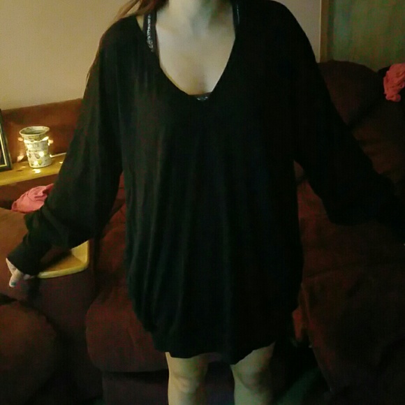 Longs levee black v neck shirt