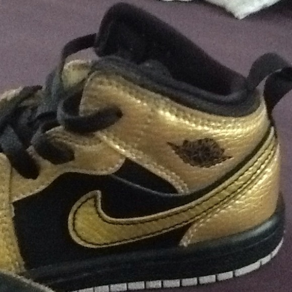 🏀 Black & Gold Jordan Retro 1's!!! 🏀