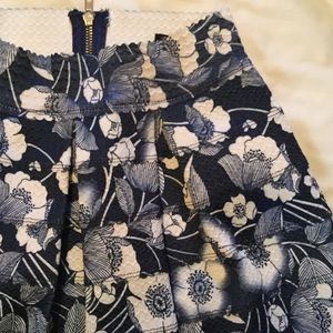 Pleated high-waist skirt