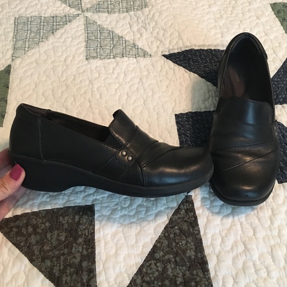Size 7.5 Clarks leather low wedge shoes