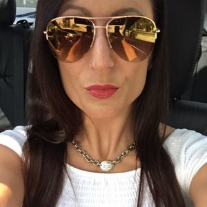 Meet your Posher, Joni