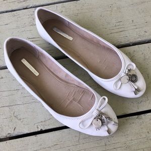 ✨BCBGeneration White Flats 8M✨