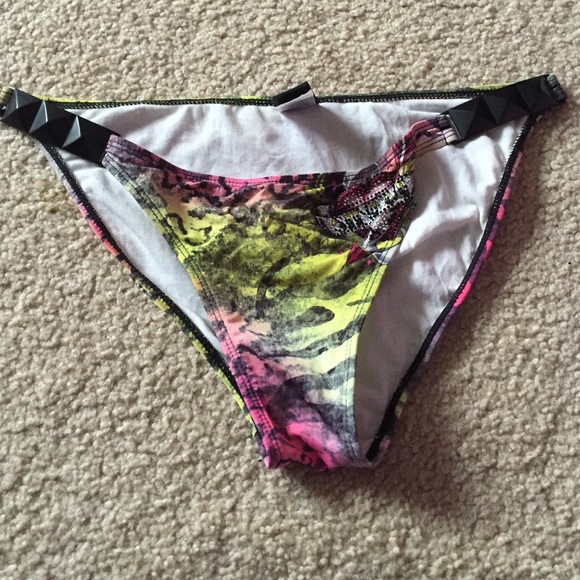 Large sinful bottoms