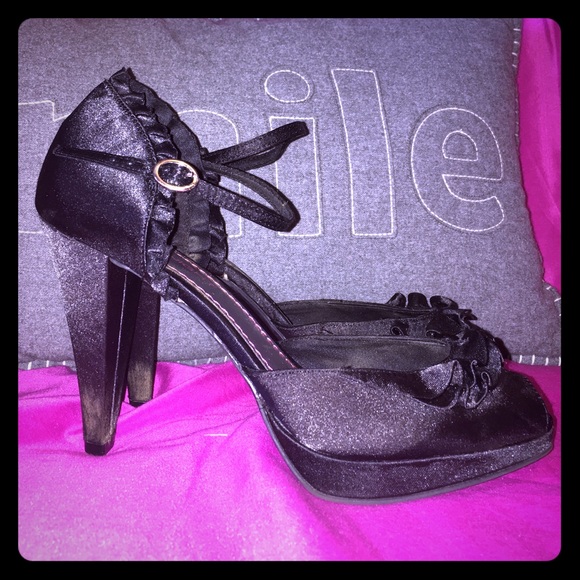Sz 8 black peep toe heels