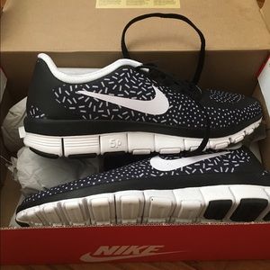 Nike Free 5.0 size 6!! New with box