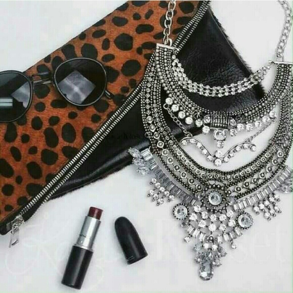 Jewelry | Chic Chick Statement Necklace - Picture 2 of 4