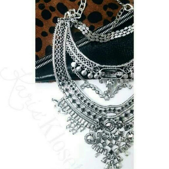 Jewelry | Chic Chick Statement Necklace - Picture 4 of 4