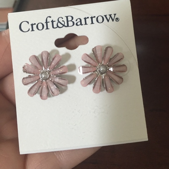 Craft and Barrow New Adorable flower earrings