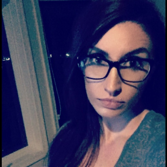 Meet Your Posher, Sarah! - Picture 2 of 2