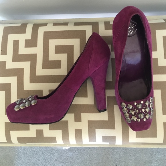🍂Suede Studded BCBG Pumps🍂 - Picture 2 of 4