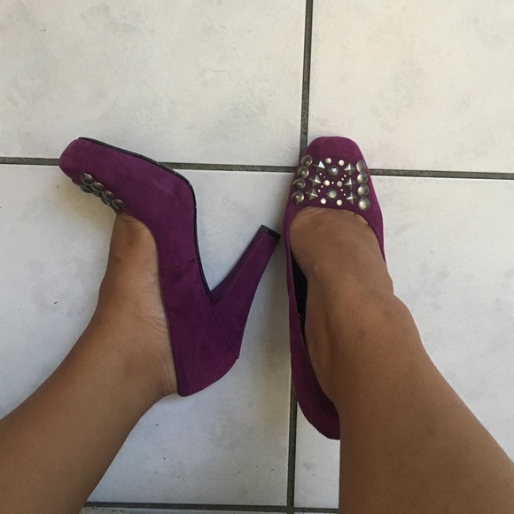 🍂Suede Studded BCBG Pumps🍂 - Picture 3 of 4