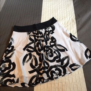 Casual black and white skirt