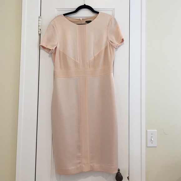 Gorgeous Ann Taylor peach silky fully lined sheath