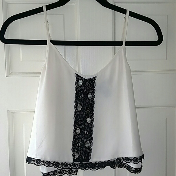 XXI FLORAL LACE CROP TOP