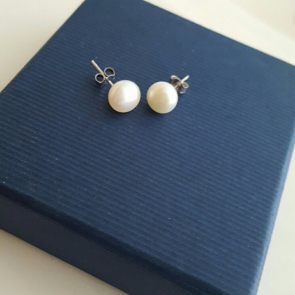 Pearl stud earrings w/sterling silver base