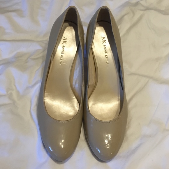 Beige Anne Klein pumps size 7.5 women's