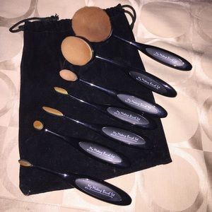 Oval style make up brush set