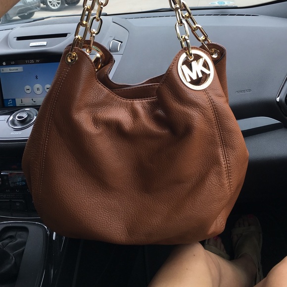 A brand new Michael Kors purse. Never been used. - Picture 1 of 3