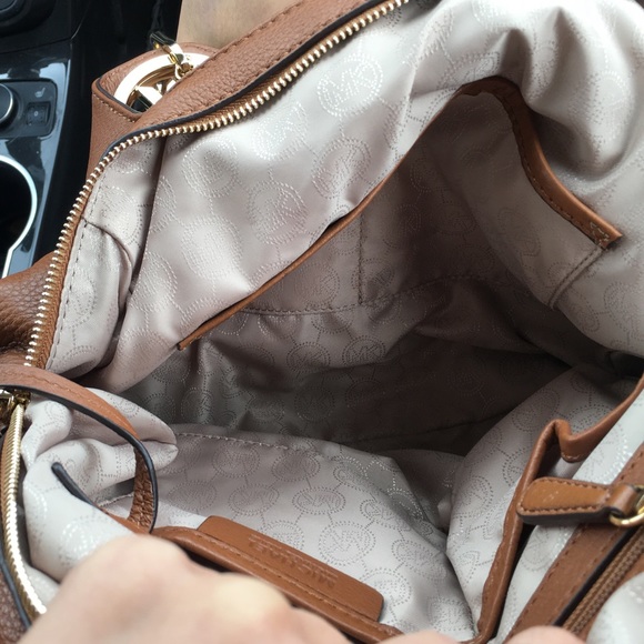 A brand new Michael Kors purse. Never been used. - Picture 3 of 3