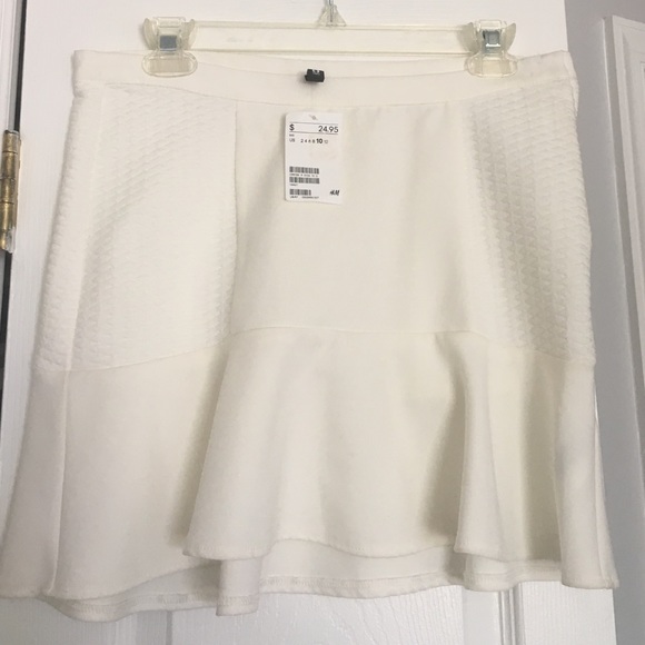 NWT White Quilted Ruffle Mini Skirt