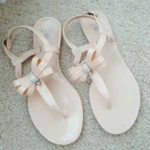 Bow charm sandals