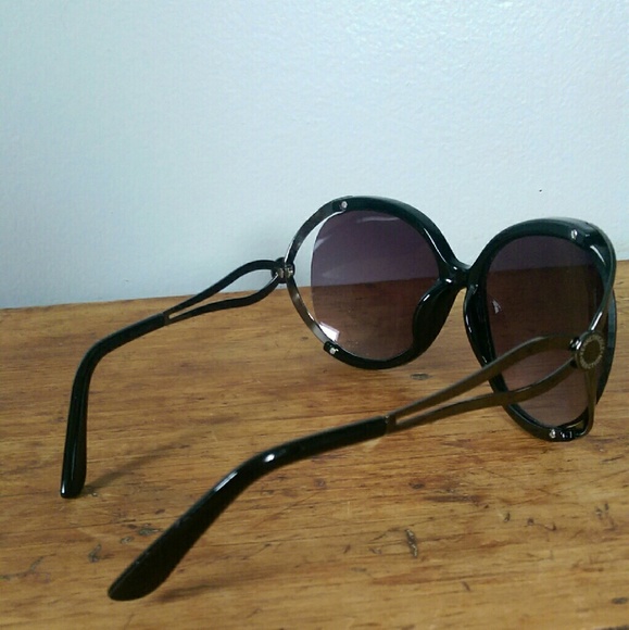 Black Sunglasses with Detailed Sides