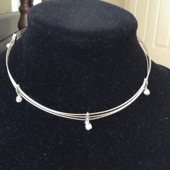 NEW VERY FINE DETAILED NECKWEAR