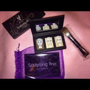 Brand New Younique Contouring set with Brush
