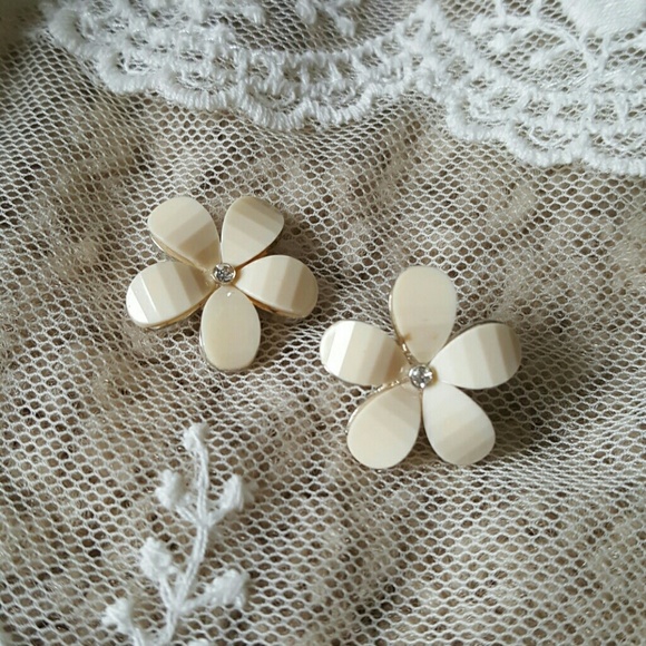 Beige flower earrings