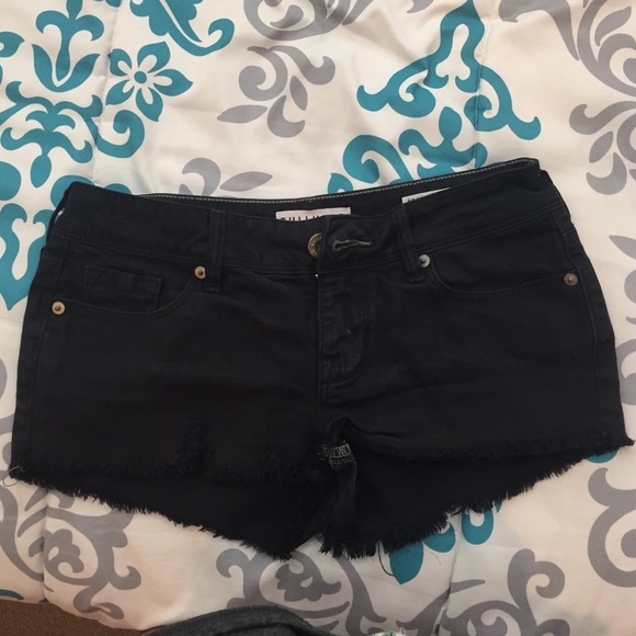 black frayed short shorts