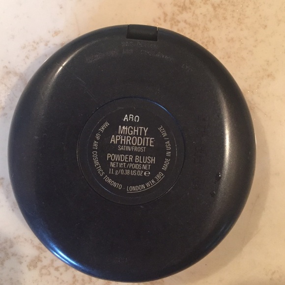 Mac mighty afhrodite powder blush nwob pinky coral