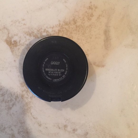 Mac giggly mineralized blush