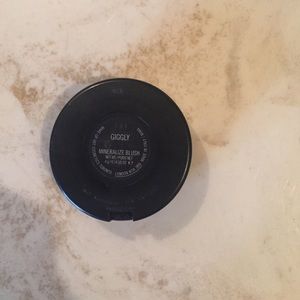 Mac giggly mineralized blush