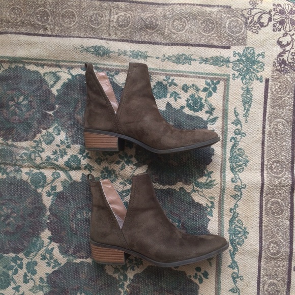 Suede Side Slit Booties 🌿