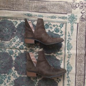 Suede Side Slit Booties 🌿