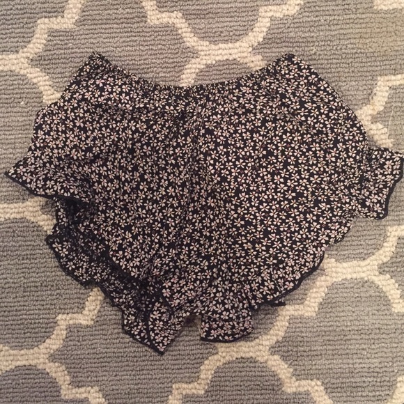 Ruffle brandy Melville shorts