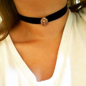 Black velvet choker with lion pendant