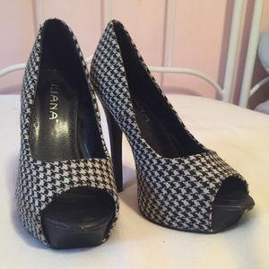 Adorable peep-toe heels