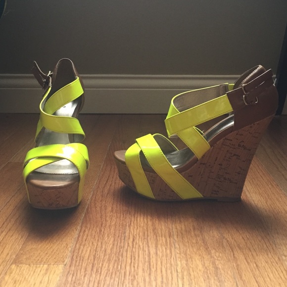 Cork wedges with platform and yellow straps